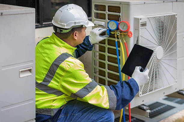 Professional Hvac technician working in Strasburg, CO
